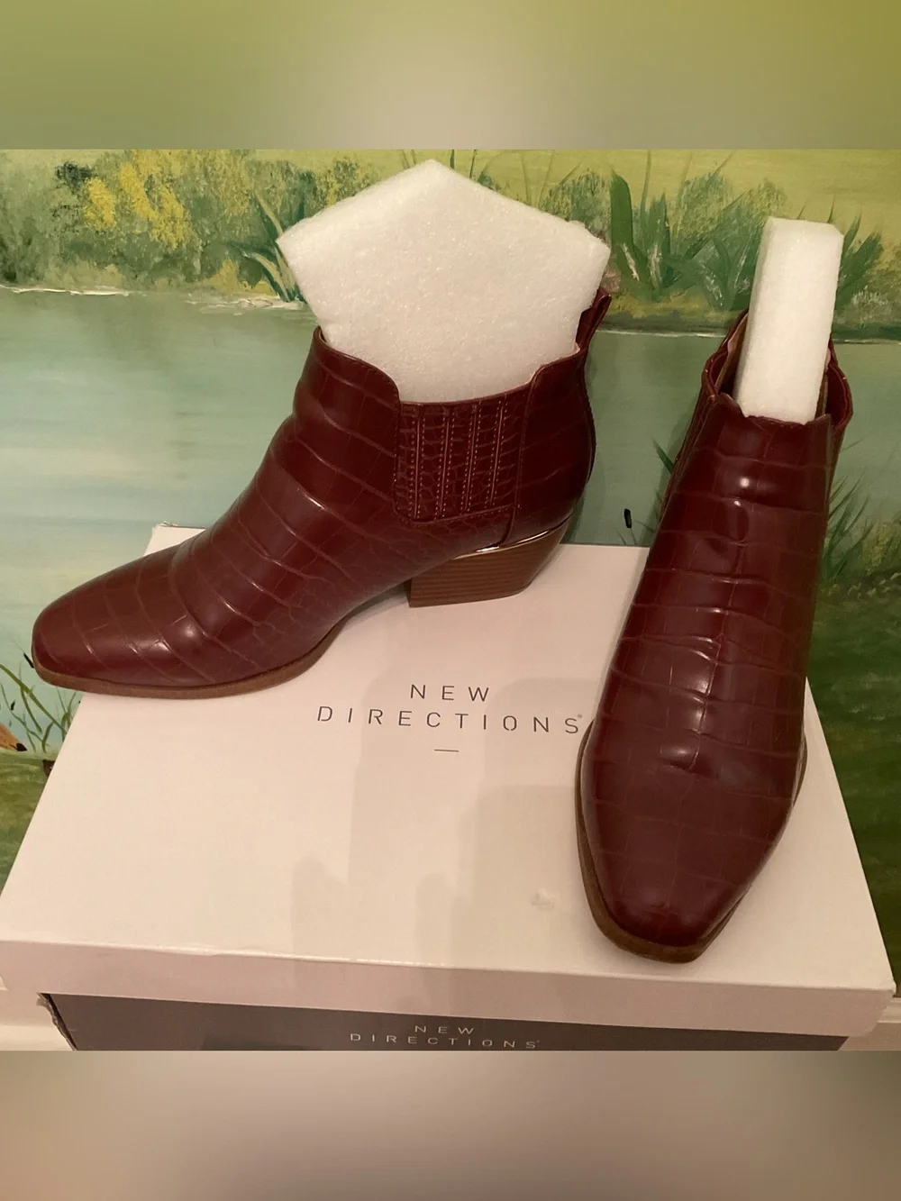 “NEW DIRECTIONS” BURGENDY RED CROC EMBOSSED FAUX LEATHER ANKLE BOOTS, SIZE 7.5